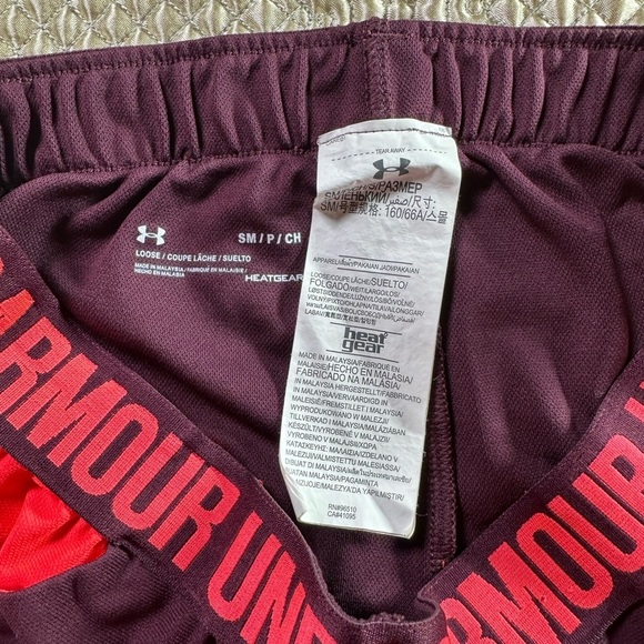 Under Armour Black and Red Athletic Shorts Relaxed Fit - Picture 2 of 6